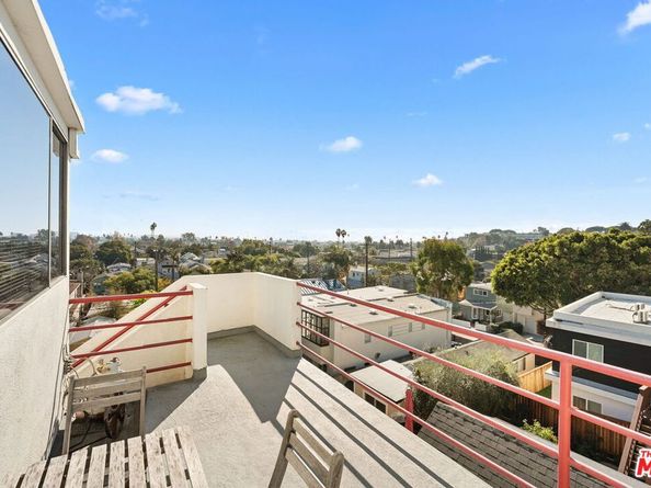 654 Pier Avenue C, Santa Monica CA 90405