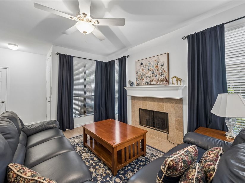 1881 Bering Drive 37, Houston TX 77057