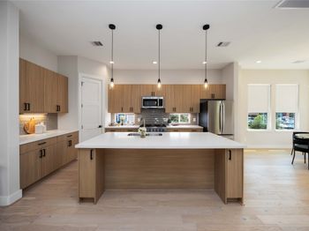 2507 N Macgregor Way