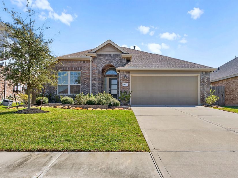 19043 Pinewood Grove Trail, New Caney TX 77357