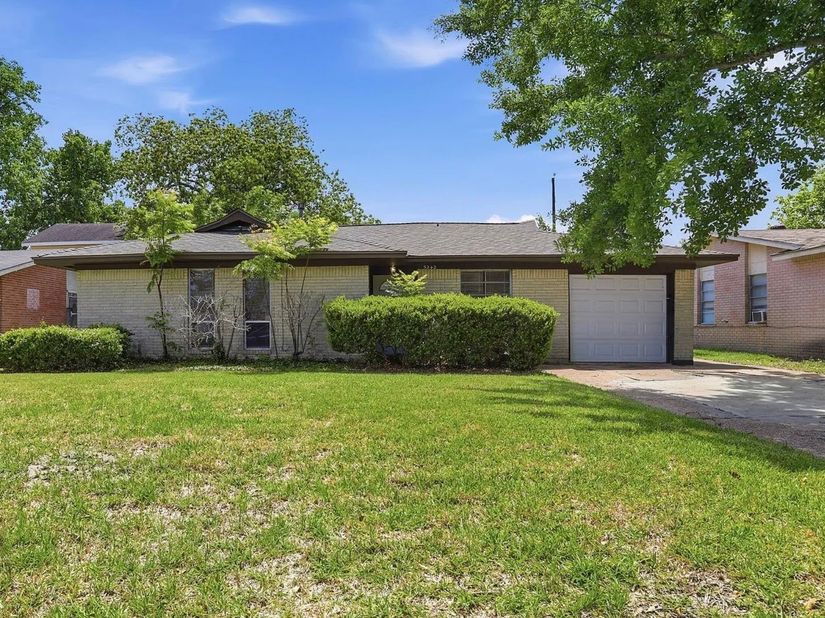 5242 Grace Point Lane, Houston TX 77048