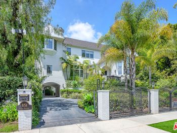 851 Devon Avenue