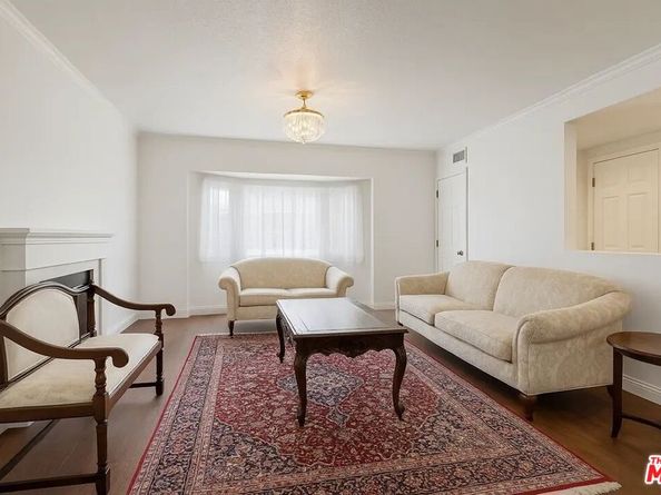 21620 Burbank Boulevard 9, Woodland Hills CA 91367