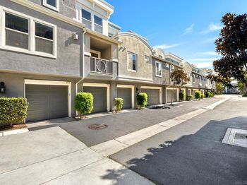 3548 Shoreline Bluff Lane