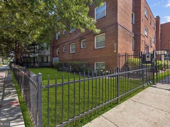 526 Kenyon Street NW