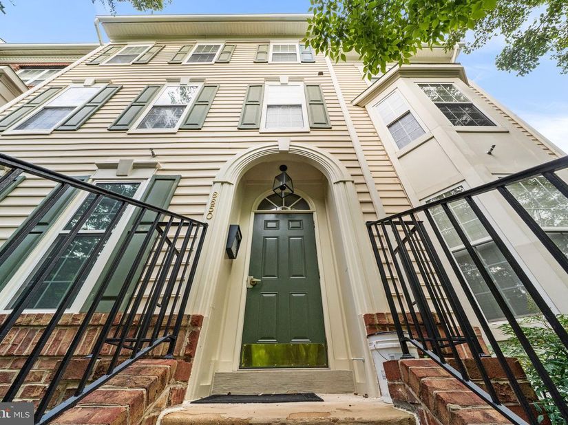 8850 Ashgrove House Lane 101, Vienna VA 22182
