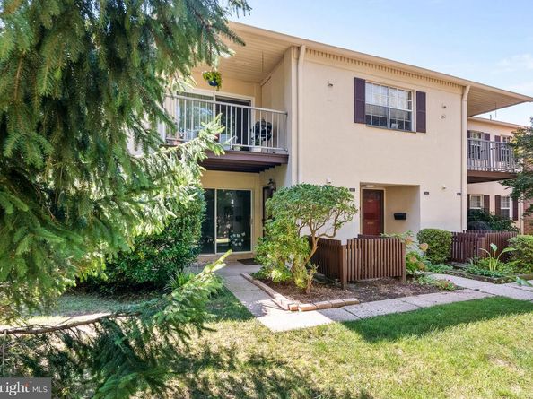 304 Old Forge Crossing 304, Devon PA 19333