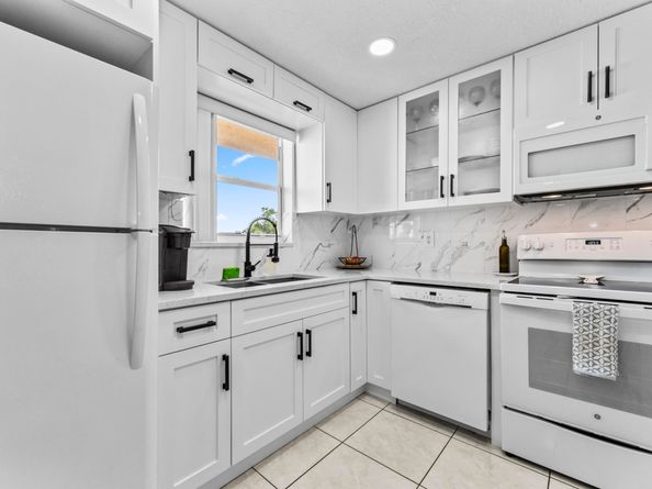 225 Bonnie Boulevard 302, Palm Springs FL 33461