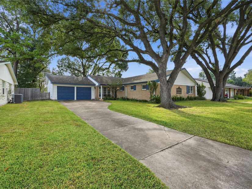 9811 Greenwillow Street, Houston TX 77096