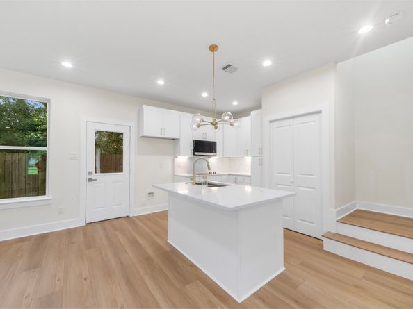 1275 Dewalt Street, Houston TX 77088