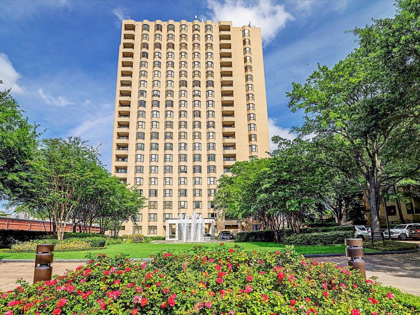 651 Bering Drive 1902, Houston TX 77057