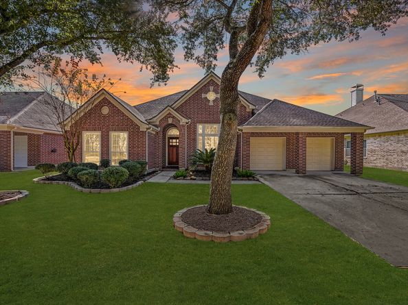 3118 Red Maple Drive, Friendswood TX 77546