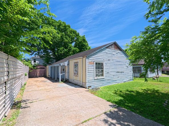 8215 Woodward Street, Houston TX 77051