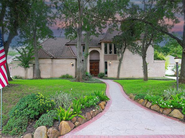 734 Plainwood Drive, Houston TX 77079