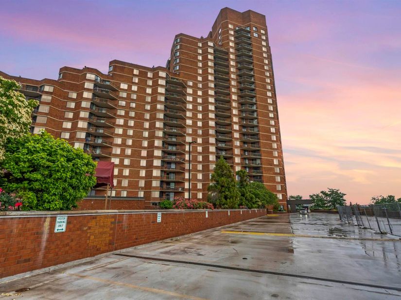 2508 Harmon Cove Tower, Secaucus NJ 07094