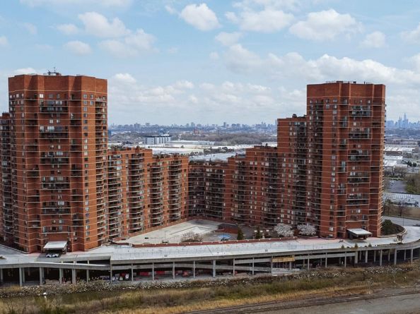 706 Harmon Cove Tower 706, Secaucus NJ 07094