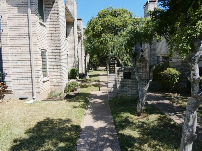 8400 Jamestown Dr 204, Austin TX 78758