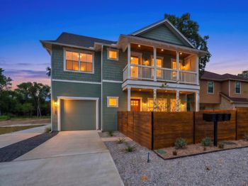 210 W Mockingbird LN