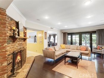 1812 W Riverside