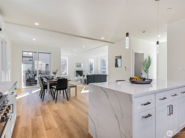 10618 E Riverside Dr, Bothell WA 98011