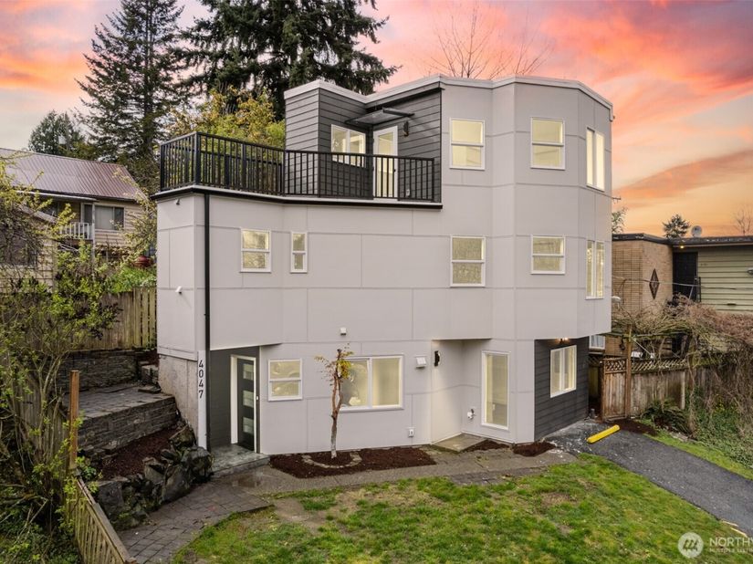 4047 25th Avenue W, Seattle WA 98199