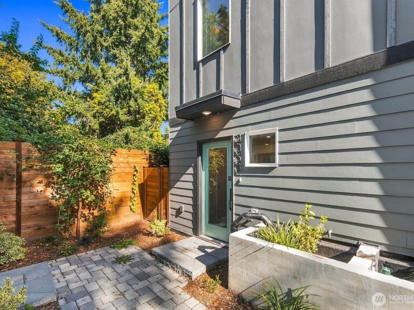 806 B S Rose Street, Seattle WA 98108