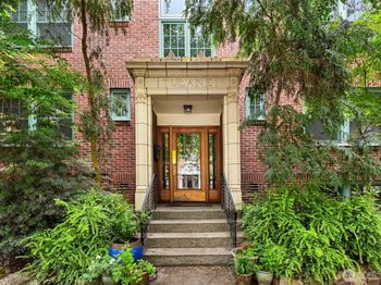 408 Bellevue Avenue E