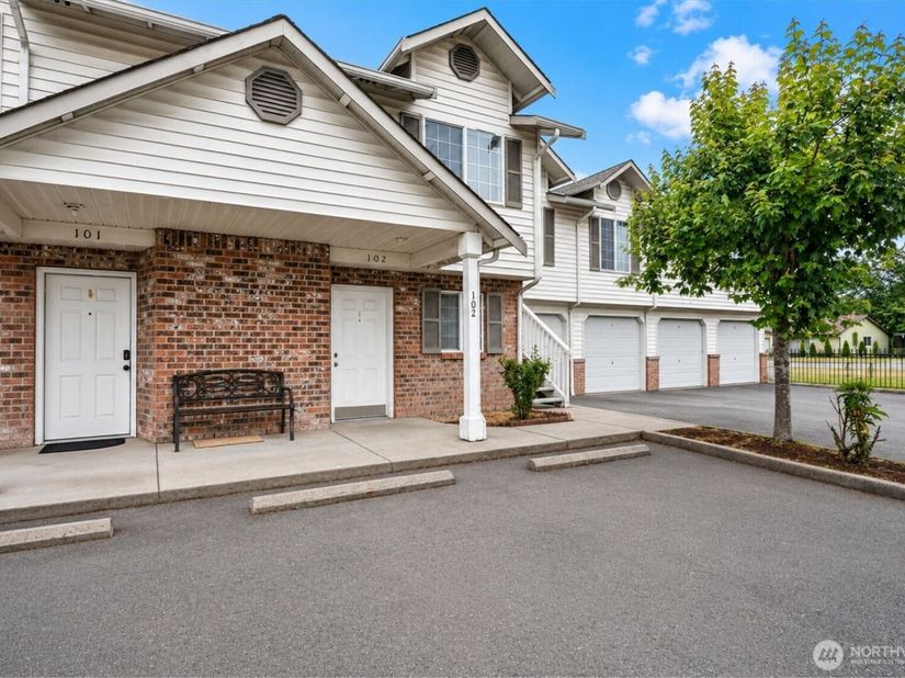933 4th Avenue N 102, Kent WA 98032