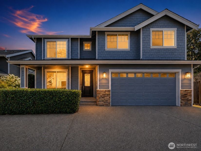 907 Ilwaco Place NE, Renton WA 98059
