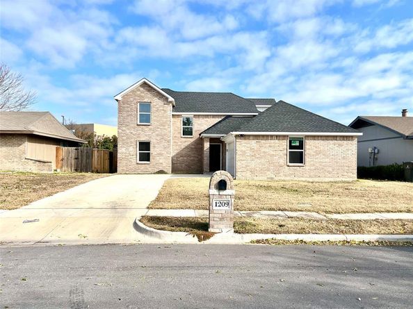 1209  Whiteoak Drive , Garland Texas 75040