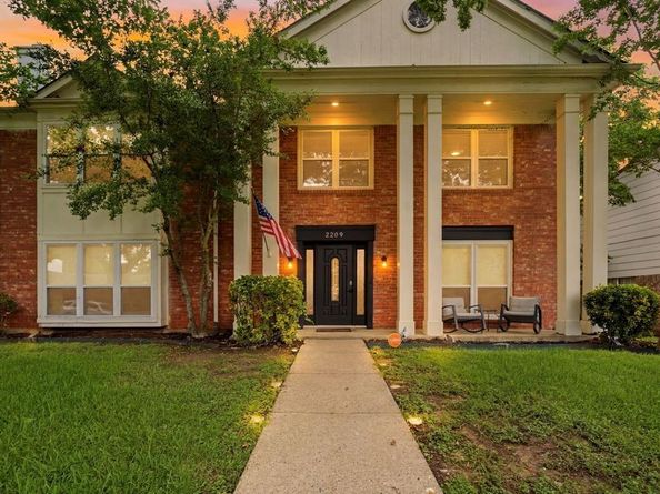 2209  Villawood Lane , Garland Texas 75040