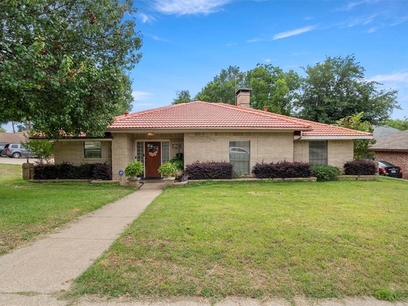 1400  Rusdell Drive , Irving Texas 75060