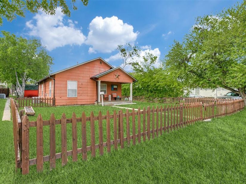 612 E Wall Street , Grapevine Texas 76051