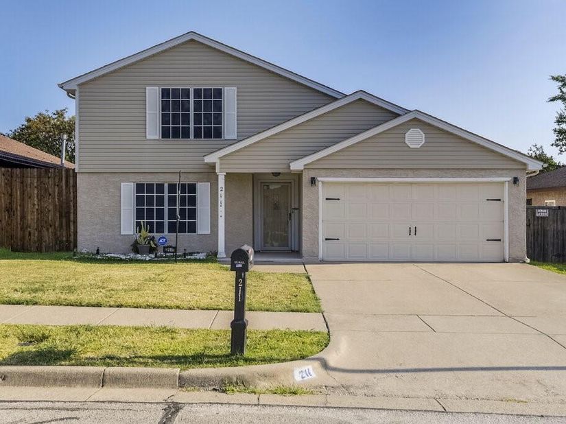 211  Faircrest Drive , Arlington Texas 76018