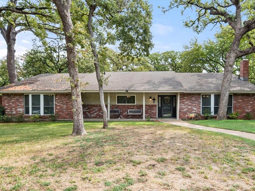 1001  Whispering Oak Court , Arlington Texas 76012