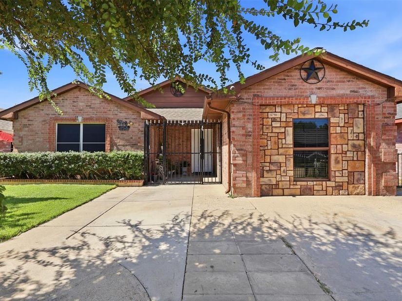 4704  Lizzy Drive , Dallas Texas 75211