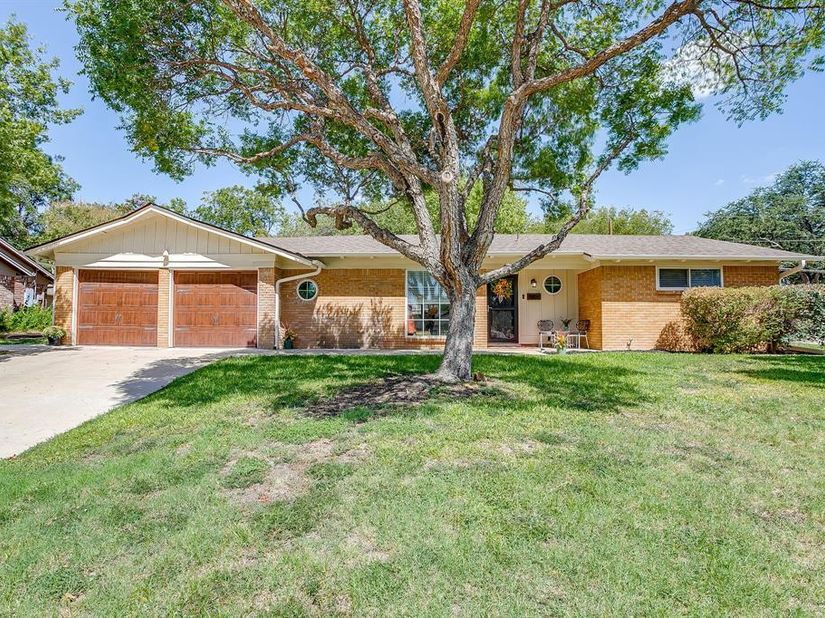 4413  Angus Drive , Fort Worth Texas 76116