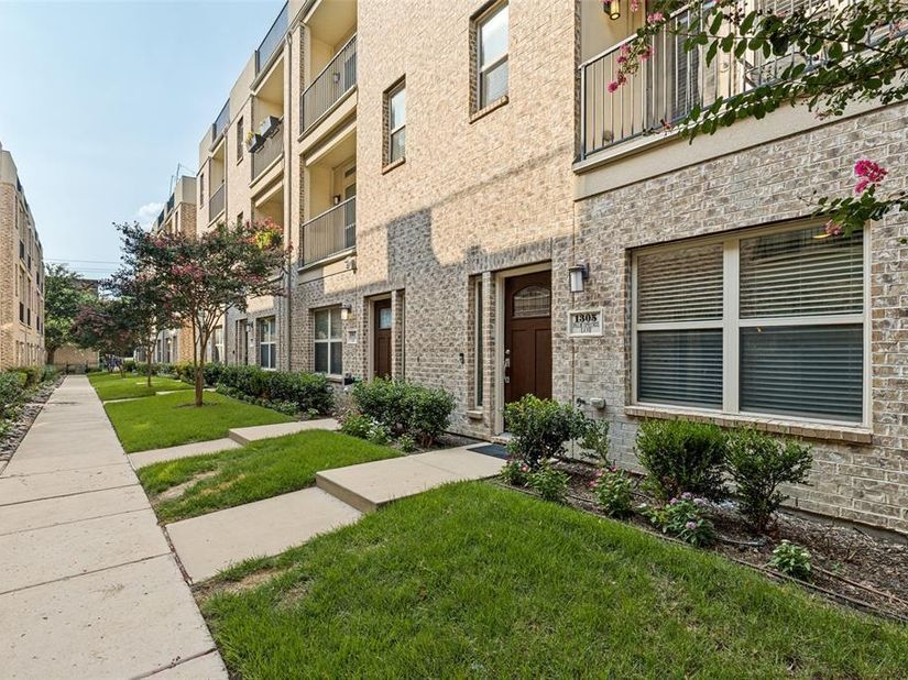 1305  Palm Springs Lane , Dallas Texas 75204