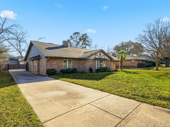 2206  Oak Forest Court , Arlington Texas 76012