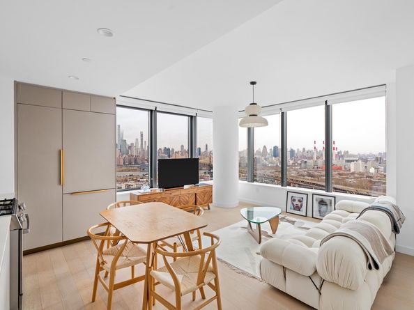 3 Court Square 2902, Queens NY 11101