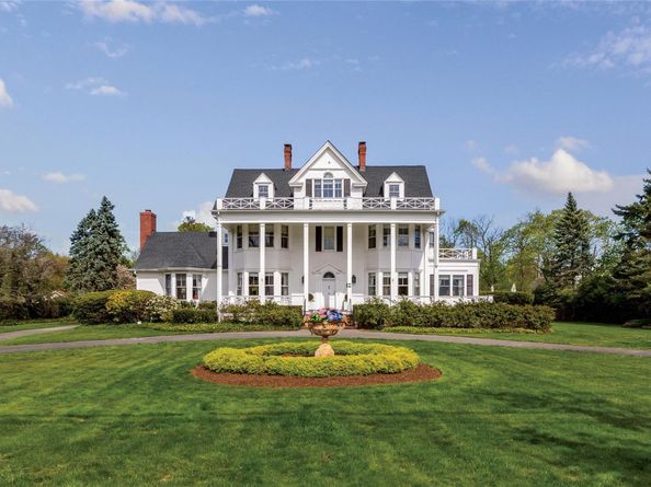 35 S Penataquit Avenue, Bay Shore NY 11706