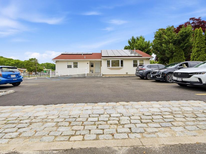 1 Arrowood Lane Lane, Melville NY 11747