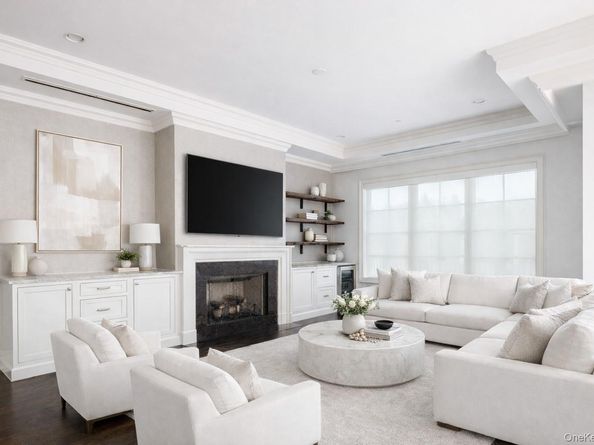 2000 Royal Court 2109, North Hills NY 11040