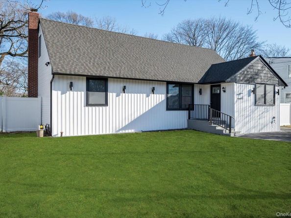 41 Embargo Place, North Babylon NY 11703