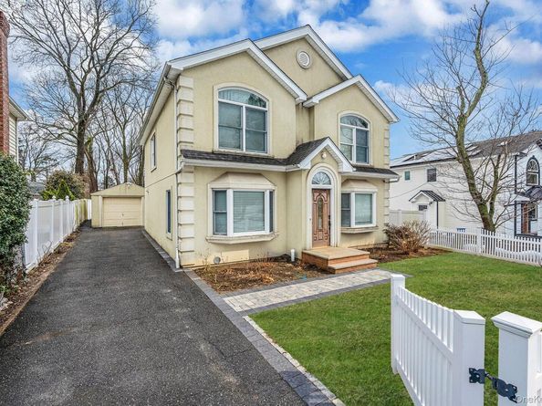 18 E Lyons Street, Melville NY 11747