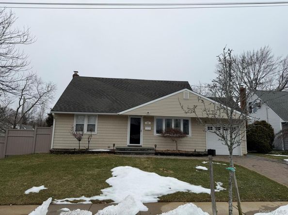 32 Montana Court, Syosset NY 11791