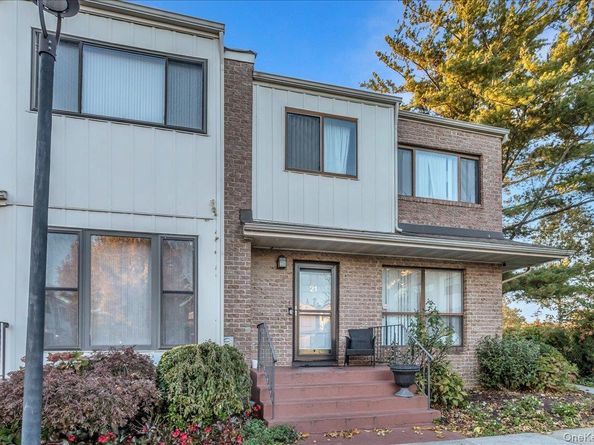 21 Vanderbilt Way 21, Valley Stream NY 11581