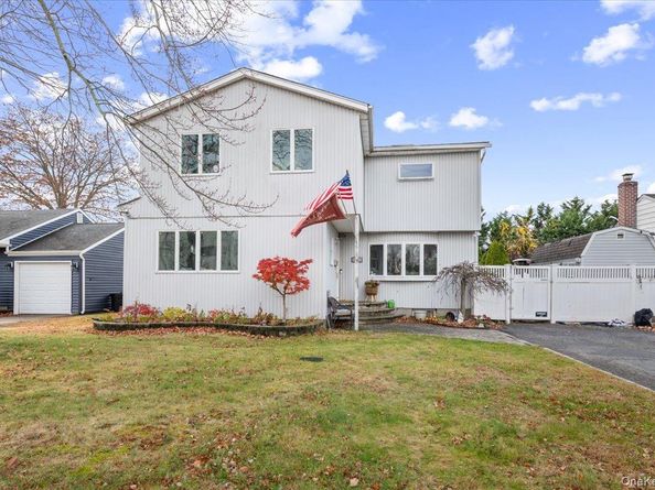 44 E End Avenue, Hicksville NY 11801