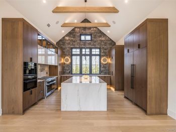 512 Edge of Woods Road