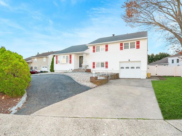3 Brewster Gate, Massapequa NY 11758